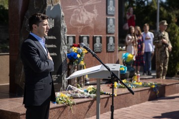 Ми дякуємо всім, завдяки кому над цими містами знову замайоріли українські прапори, – Президент про визволення Слов'янська і Краматорська