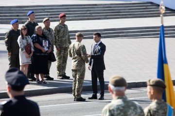 Під час урочистостей до Дня Незалежності України Президент вручив державні нагороди військовим, поліцейським, рятувальникам, освітянам, медикам, волонтерам і спортсменам