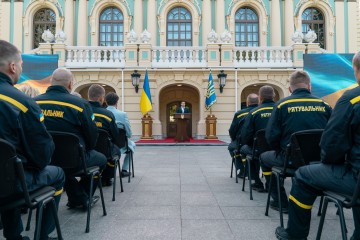 Президент України – рятувальникам: Ви сміливі люди, які захищають батьківщину на сході та приходять на допомогу кожному громадянину