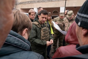 Президент України Володимир Зеленський відвідав Золоте на Луганщині. Глава держави зустрівся з місцевими мешканцями та військовослужбовцями на передовій, 26 жовтня 2019 року