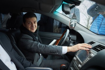 Президент за кермом автомобіля перевірив відремонтовану ділянку траси Бориспіль – Дніпро – Запоріжжя – Маріуполь