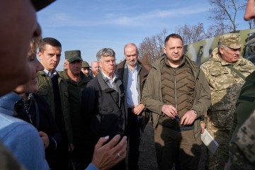 Андрій Єрмак і посли іноземних держав відвідали район розведення сил біля Петрівського та Золотого