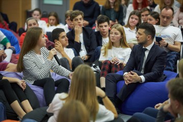 Президент з дружиною відвідали Всеукраїнський форум «Україна зростає разом зі мною»