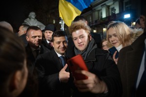 Президент України Володимир Зеленський зустрівся у Вільнюсі з представниками української громади під час свого офіційного візиту до Литви, 27 листопада 2019 року