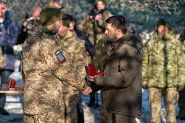 Президент нагородив військовослужбовців ООС, присвоїв військові звання та почесні найменування військовим частинам