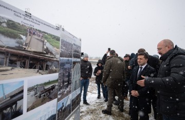 Володимир Зеленський привітав мешканців Калуського району з відновленням мосту через річку Чечва