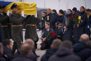 У Міжнародному аеропорту «Бориспіль» зустрічають тіла загиблих у катастрофі українського літака авіакомпанії МАУ біля Тегерана, 19 січня 2020 року.