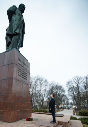 Президент України Володимир Зеленський взяв участь у церемонії покладання квітів до пам’ятників Тарасу Шевченку та Михайлу Грушевському з нагоди відзначення Дня соборності України, 22 січня 2020 року