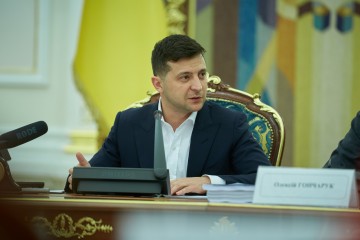 Президент: Буде справедливо прив’язати оплату праці урядовців до середньої заробітної плати в країні