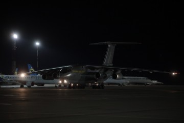 В Україну з Китаю прибув літак з партією тестів для виявлення коронавірусу