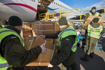 В Україну прибув літак з новою партією ПЛР-тестів та засобами захисту