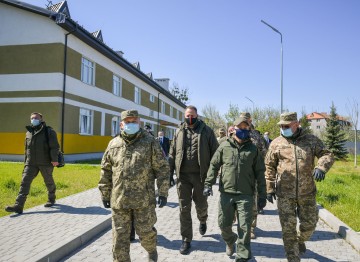 Президент оглянув сучасне військове містечко на Закарпатті, будівництво якого завершать у травні