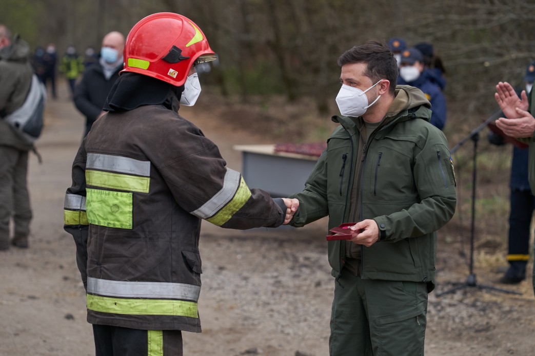 В ходе рабочей поездки в Киевскую область Президент Украины Владимир Зеленский вручил государственные награды спасателям, принимавшим участие в тушении масштабного лесного пожара в Чернобыльской зоне, 26 апреля 2020 года