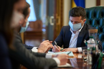 Винні у затримці виплат лікарям мають понести відповідальність – Президент