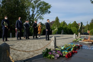 На Закарпатті Президент ушанував пам'ять загиблих воїнів, які визволяли Україну від нацистських окупантів