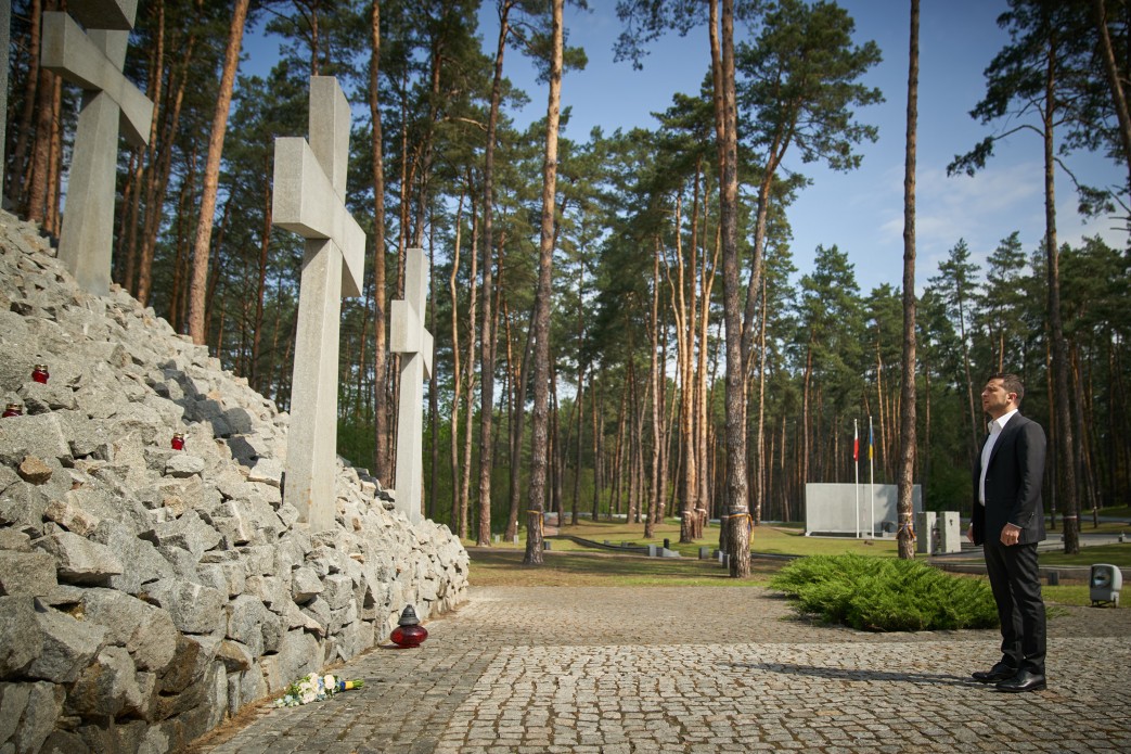 Президент Украины Владимир Зеленский посетил Национальный историко-мемориальный заповедник «Быковнянские могилы» и принял участие в мероприятиях ко Дню памяти жертв политических репрессий, 17 мая