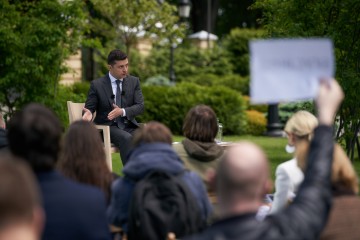 Президент: Майданчиків, на яких нині обговорюється Крим, недостатньо