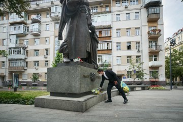 Президент поклав квіти до пам’ятника гетьману Пилипу Орлику, творцю першої української Конституції