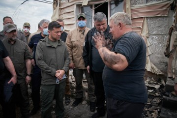 Володимир Зеленський ознайомився з перебігом ліквідації наслідків лісових пожеж у Луганській області та поспілкувався з місцевими мешканцями