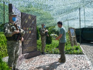 Під час перебування в зоні проведення Операції об’єднаних сил у Донецькій області Володимир Зеленський поклав квіти до пам’ятника військовослужбовцям, добровольцям і волонтерам, загиблим у районі проведення ООС, 6 серпня 2020 року