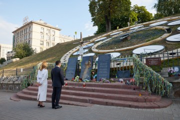 Президент України та перша леді поклали квіти до пам'ятного хреста на Алеї Героїв Небесної Сотні