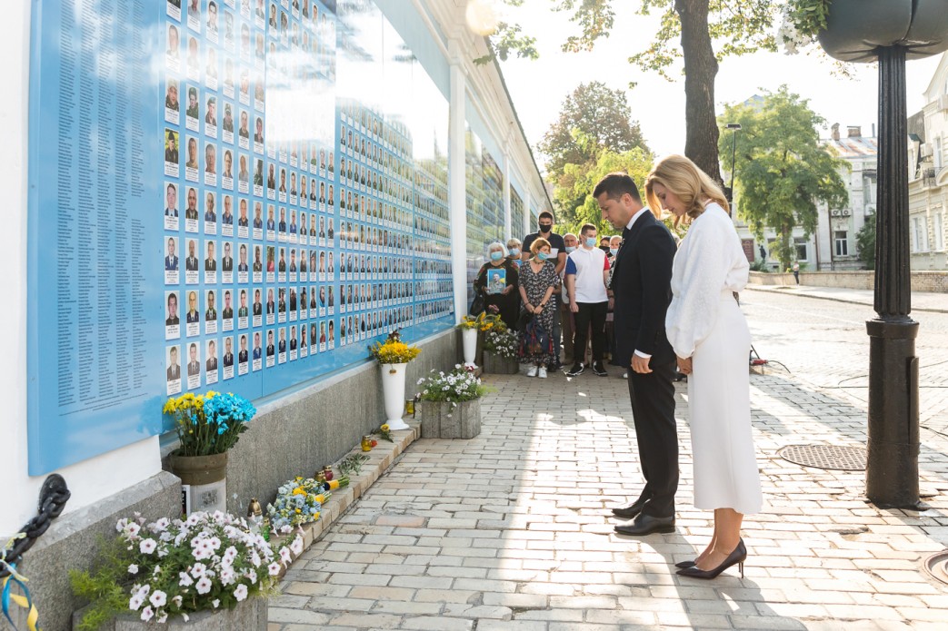 У День незалежності України Президент Володимир Зеленський разом з дружиною Оленою поклали квіти до Стіни пам’яті біля Михайлівського Золотоверхого собору у Києві і вшанували пам’ять воїнів, які загинули під час захисту суверенітету й територіальної цілісності нашої держави, 24 серпня 2020 року