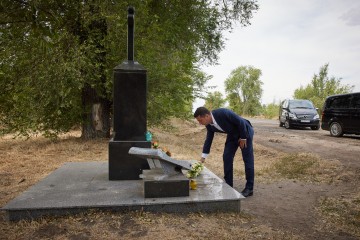 У Дніпропетровській області Президент поклав квіти на місці загибелі українського музиканта, Героя України Андрія Кузьменка