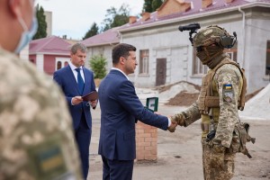 Під час робочої поїздки в Кіровоградську область Президент України Володимир Зеленський відвідав місце дислокації Третього полку СсП імені князя Святослава Хороброго та вручив військовим державну нагороду і годинники, 27 серпня 2020 року 