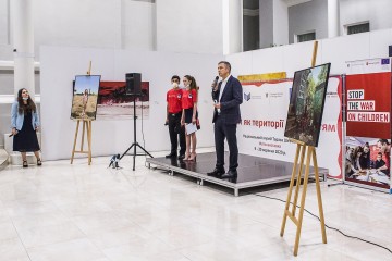 Фотографії, які показують реальність життя дітей на сході – Микола Кулеба про відкриття виставки «Школи як території миру»