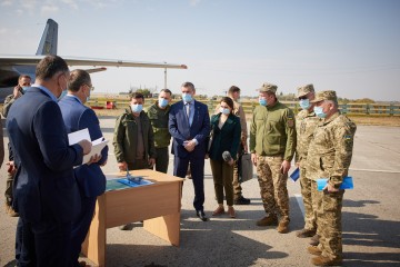 Президент відвідав місце катастрофи літака Ан-26 на Харківщині