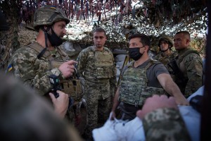 Під час поїздки до Донецької області Президент України Володимир Зеленський відвідав позиції ЗСУ на лінії фронту, де поспілкувався з бійцями та вручив військовим державні нагороди, 26 вересня 2020 року 