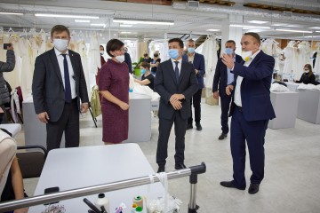 Президент ознайомився з роботою текстильного підприємства-експортера на Рівненщині