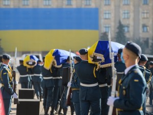 Президент України Володимир Зеленський разом з дружиною Оленою у Харкові взяли участь у церемонії прощання з 18 курсантами Харківського національного університету Повітряних сил імені Івана Кожедуба та сімома льотчиками, які загинули внаслідок катастрофи літака Ан-26 поблизу Чугуєва, 6 жовтня 2020 року