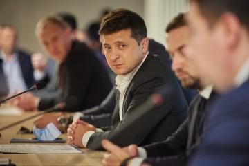 Президент під час круглого столу на Волині: Будемо знаходити різні підходи, щоб передавати землю місцевим громадам