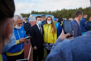 Перебуваючи з робочою поїздкою на Луганщині, Президент України Володимир Зеленський відвідав комунальну установу «Луганський обласний фізкультурний центр «Олімп» у м. Кремінній, 23 жовтня 2020 року 