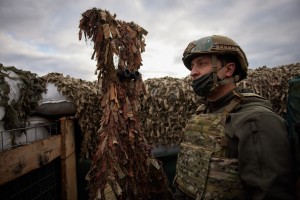 У межах робочої поїздки до Луганської області Президент України Володимир Зеленський відвідав місце дислокації військовослужбовців ЗCУ в зоні проведення ООС, 6 листопада 2020 року 