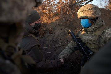 На Донеччині Президент відвідав бійців на передовій і подякував за службу