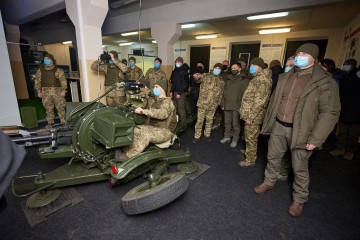 Володимир Зеленський ознайомився з роботою центру підготовки Сухопутних військ «Десна»