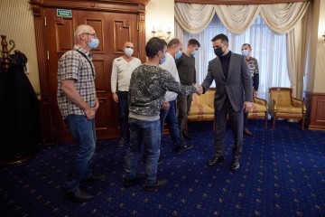 Володимир Зеленський зустрівся з українськими моряками із судна Stevia, визволеними з піратського полону