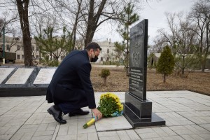 Президент України Володимир Зеленський ушанував пам’ять медиків, які загинули, рятуючи життя українських військовослужбовців, 2 квітня 2021 року