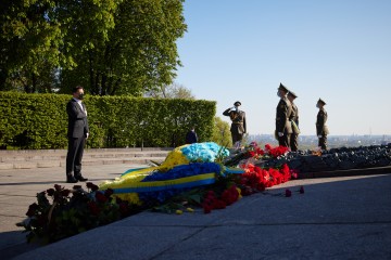 Volodymyr Zelenskyy laid flowers to the Eternal Flame, honoring the memory of those killed in World War II