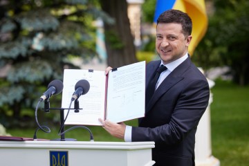 Volodymyr Zelenskyy signed a decree providing for a significant increase in the salaries of doctors: at least UAH 13.5 thousand for nursing staff and UAH 20 thousand for doctors