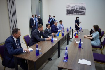 Volodymyr Zelenskyy met with the President of Moldova in Georgia