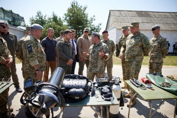 In the Zhytomyr region, the President watched the demonstration actions of the SOF of the Armed Forces of Ukraine on airdrop mission, capturing the enemy and evacuation