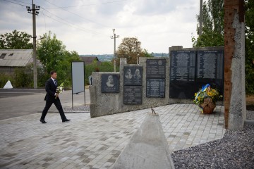 In the Donetsk region, the President honored the memory of fallen soldiers who defended Avdiivka