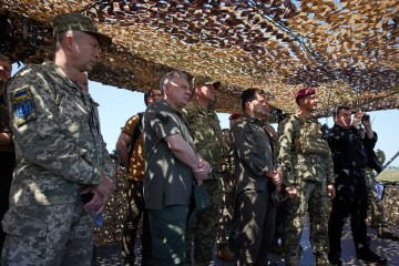 На Миколаївщині Володимир Зеленський спостерігав за масштабними навчаннями за участю командування об'єднаних сил ЗСУ та всіх видів і родів військ