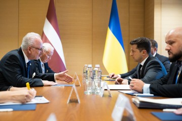 Президент України провів переговори з Президентом Латвії після саміту Кримської платформи