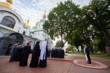 Президент та перша леді взяли участь у молебні з нагоди ювілею незалежності України