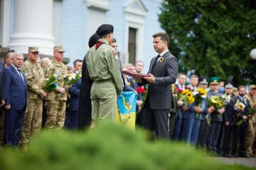 Володимир Зеленський поклав квіти до Дзвона пам’яті на території Міністерства оборони та присвоїв звання Героя України двом загиблим захисникам