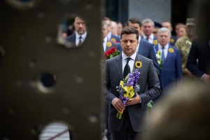 Президент України Володимир Зеленський взяв участь у церемонії вшанування пам’яті захисників, які загинули в боротьбі за незалежність, суверенітет і територіальну цілісність нашої країни. Глава держави поклав квіти до Дзвона пам'яті біля будівлі Міністерства оборони у Києві та присвоїв звання Героя України двом загиблим захисникам, 29 серпня 2021 року